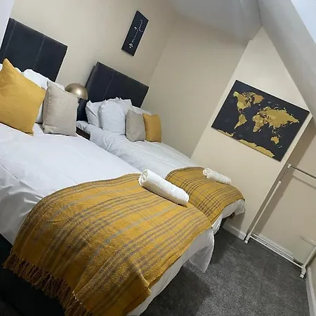 Apartment St House - Sleeps 8!
