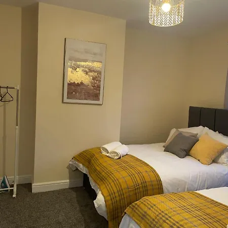 Apartment St House - Sleeps 8! *