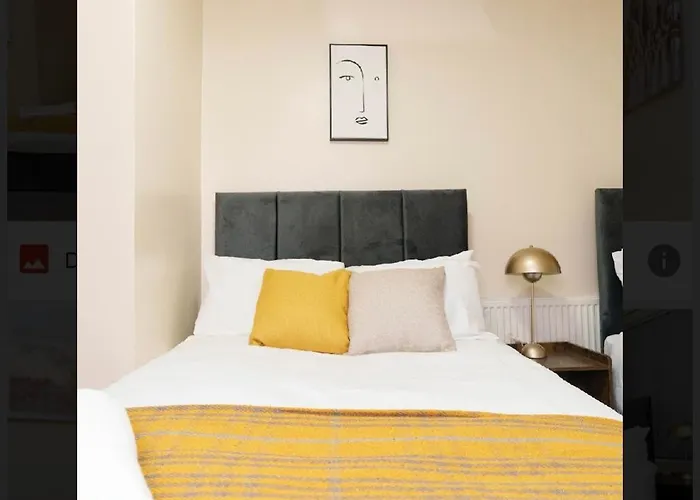 St House - Sleeps 8!