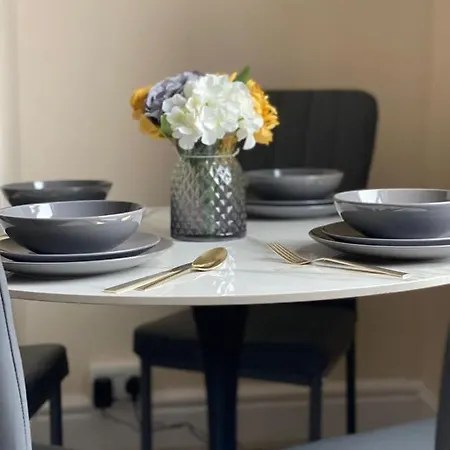 St House - Sleeps 8! דירה