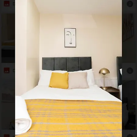 St House - Sleeps 8!