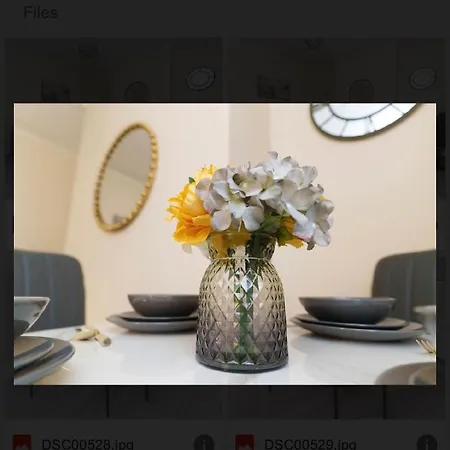 St House - Sleeps 8! * לידס